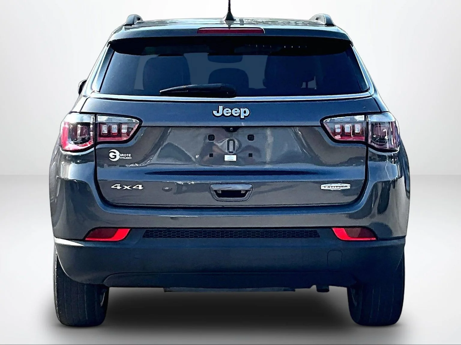 Used 2022 Gray Jeep Latitude image 5