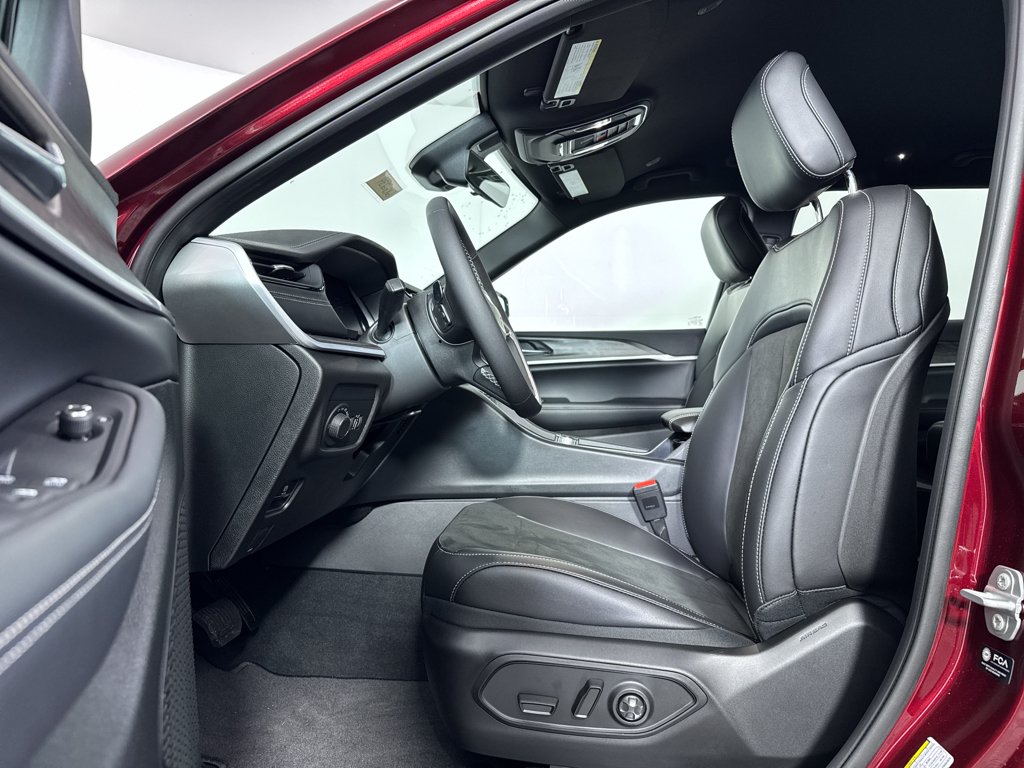 New 2026 Velvet Red Pearl-Coat Exterior Paint Jeep Laredo Altitude image 5