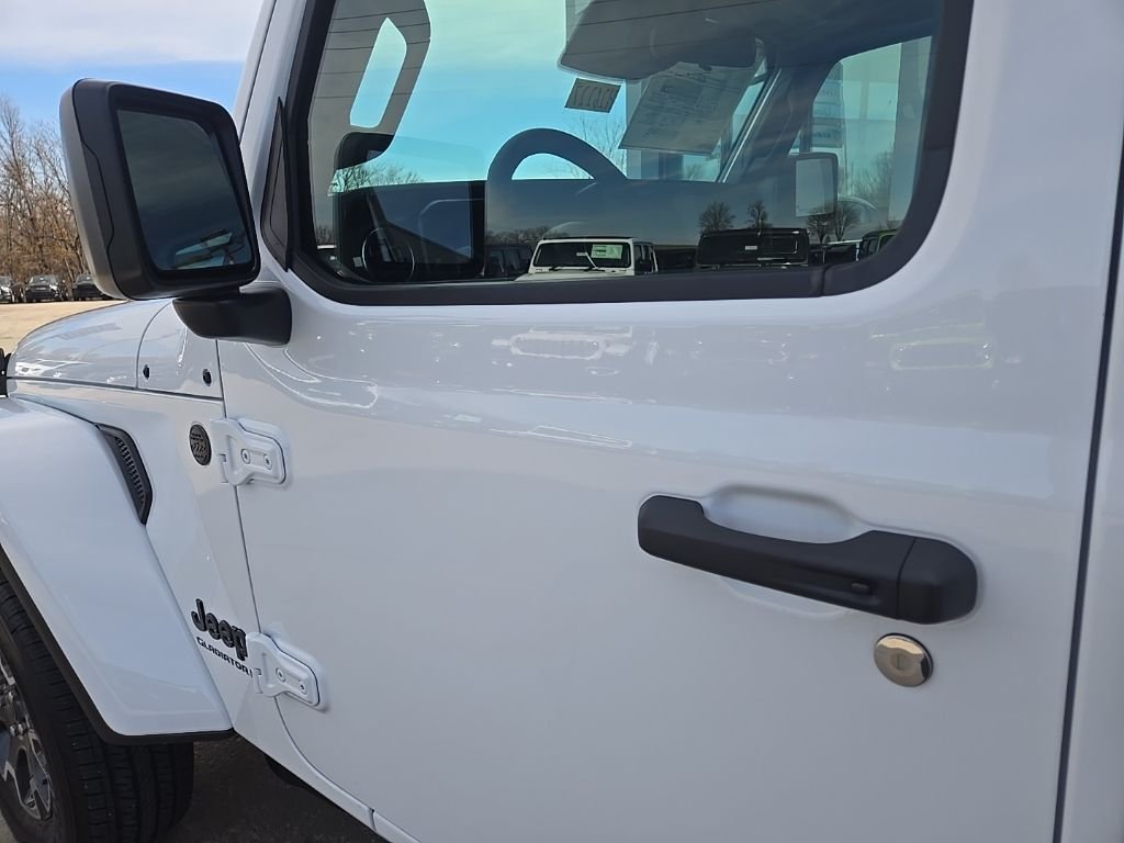 New 2026 Bright White Clear-Coat Exterior Paint Jeep Sahara image 33