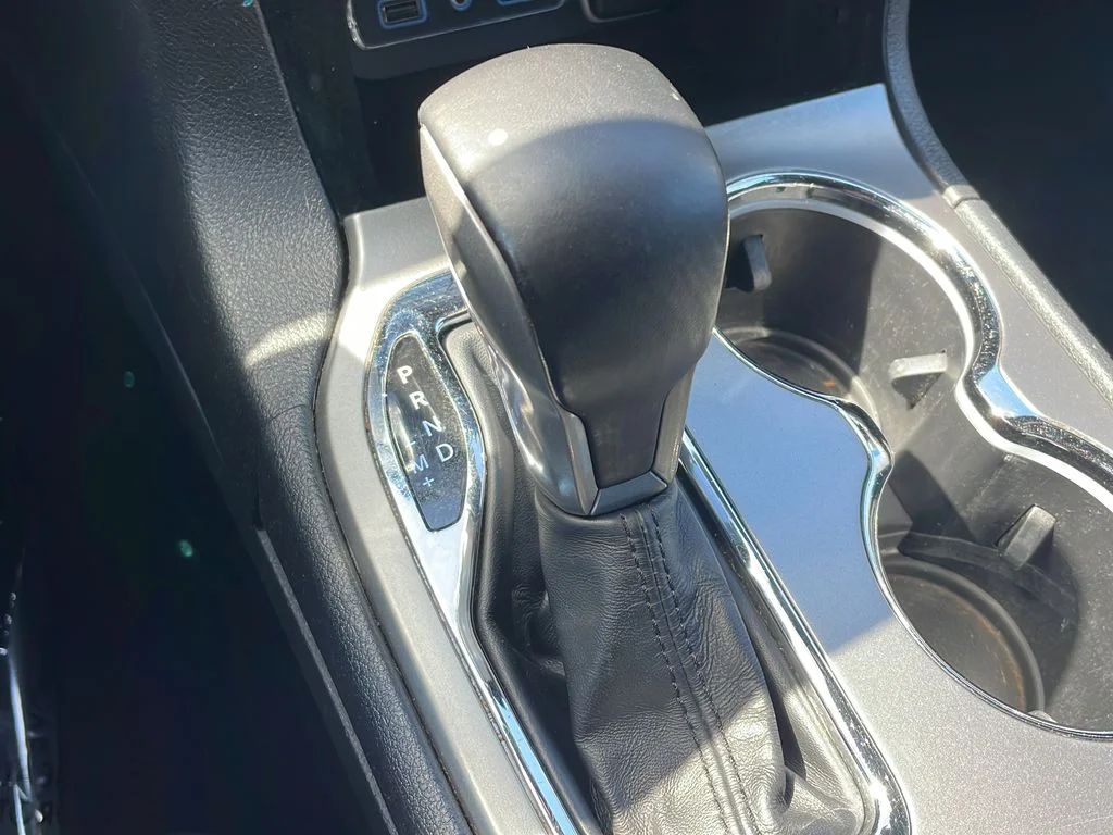 Used 2020 White Jeep Altitude image 29
