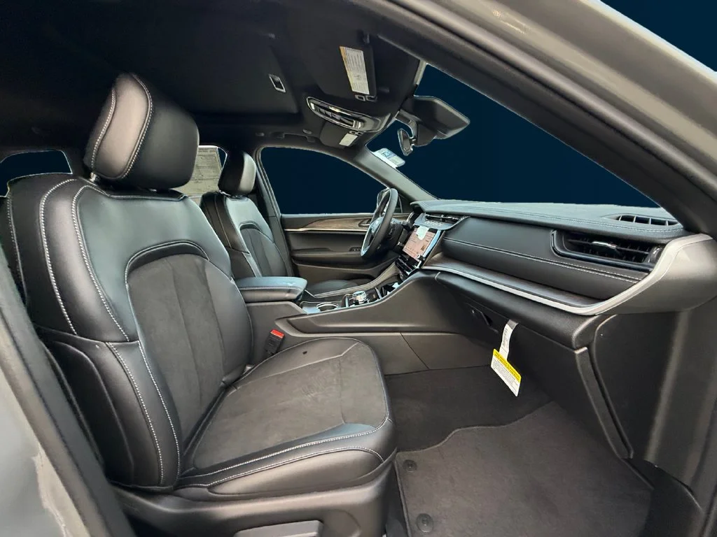 New 2027 Gray Jeep Laredo Altitude image 17