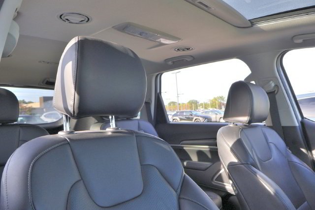Used 2022 White Kia S image 18