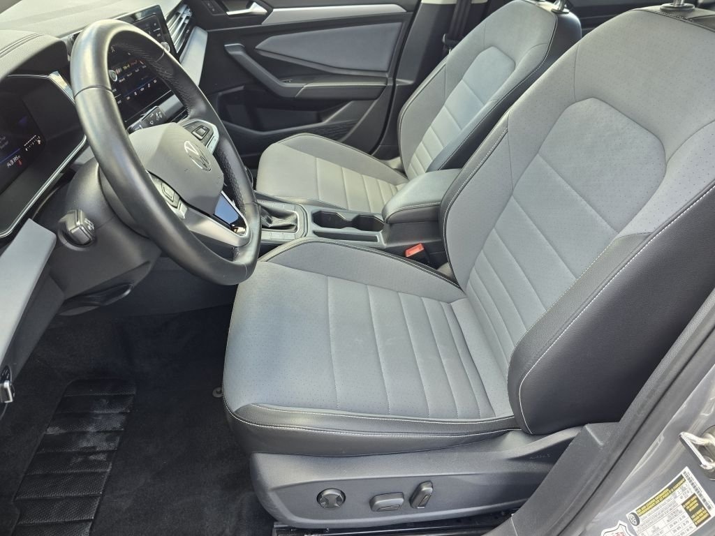 Used 2025 Pyrite Silver Metallic Volkswagen SE image 33