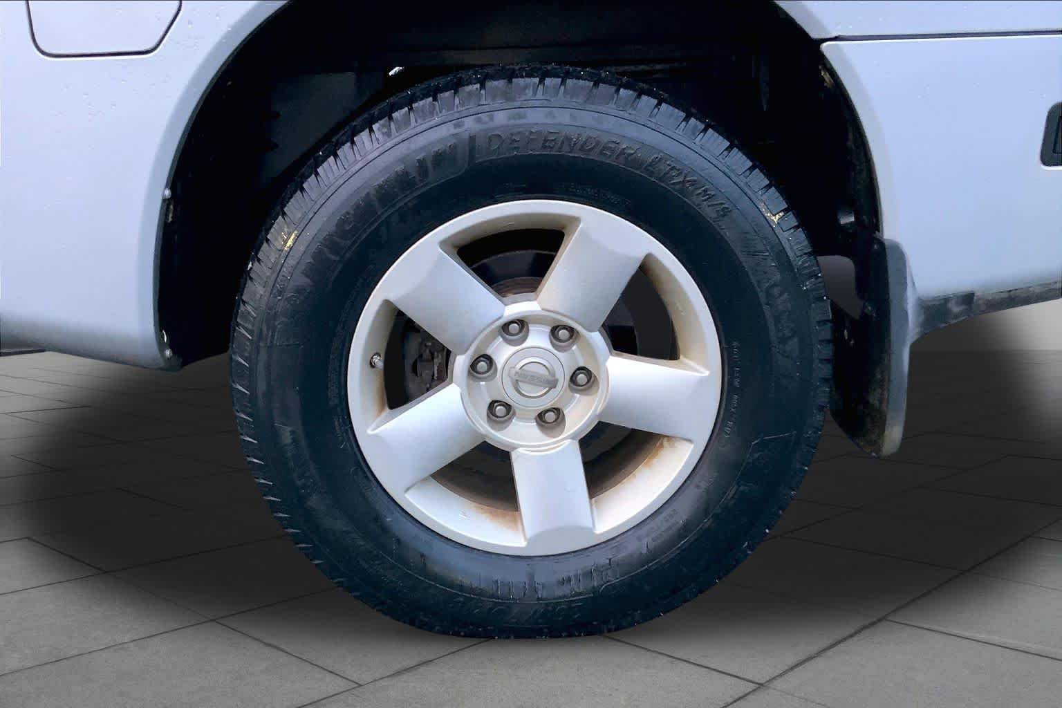 Used 2007 Radiant Silver Nissan SE image 8