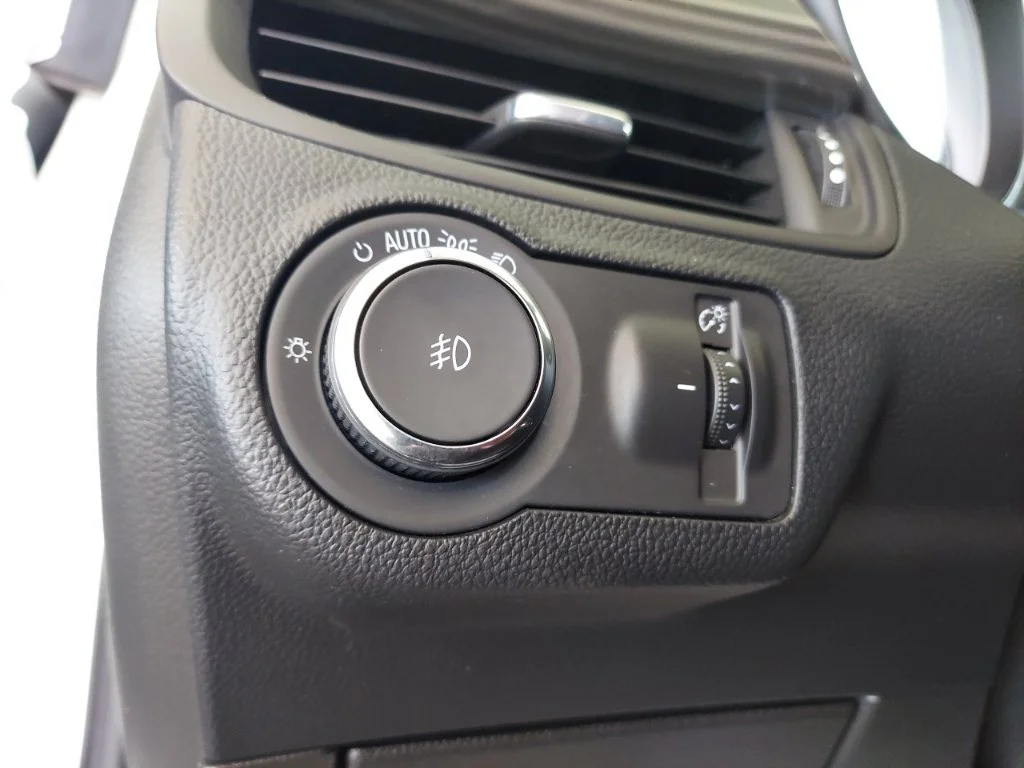 Used 2019 White Buick Essence image 19