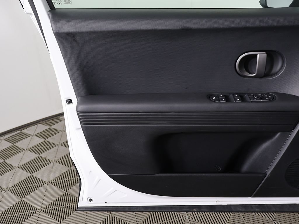 Used 2025 White Hyundai SEL image 21