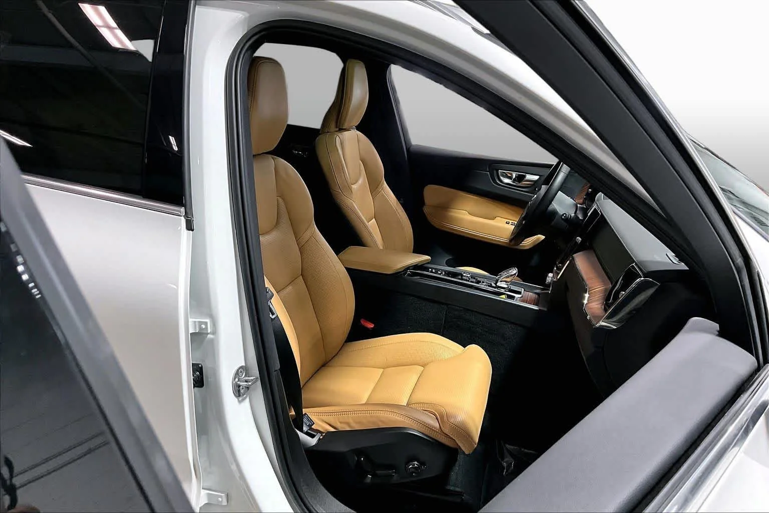 Used 2023 Crystal White Metallic Volvo Ultimate Bright Theme image 8