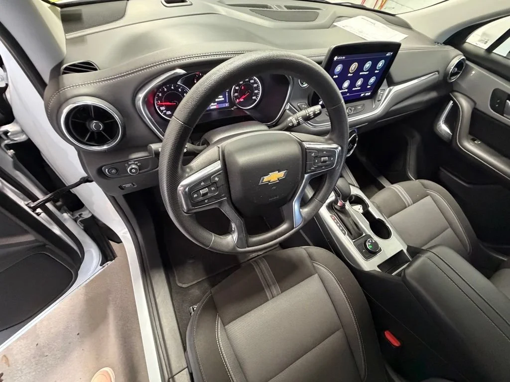Used 2025 Summit White Chevrolet 2LT image 12