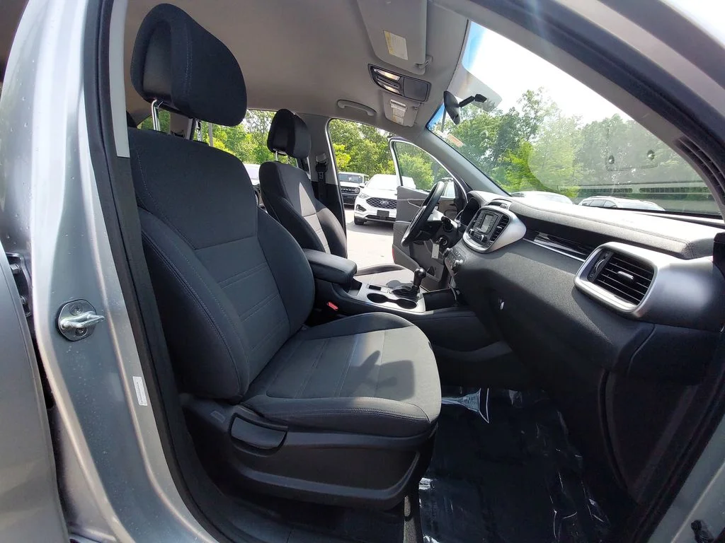 Used 2016 Silver Kia LX image 10