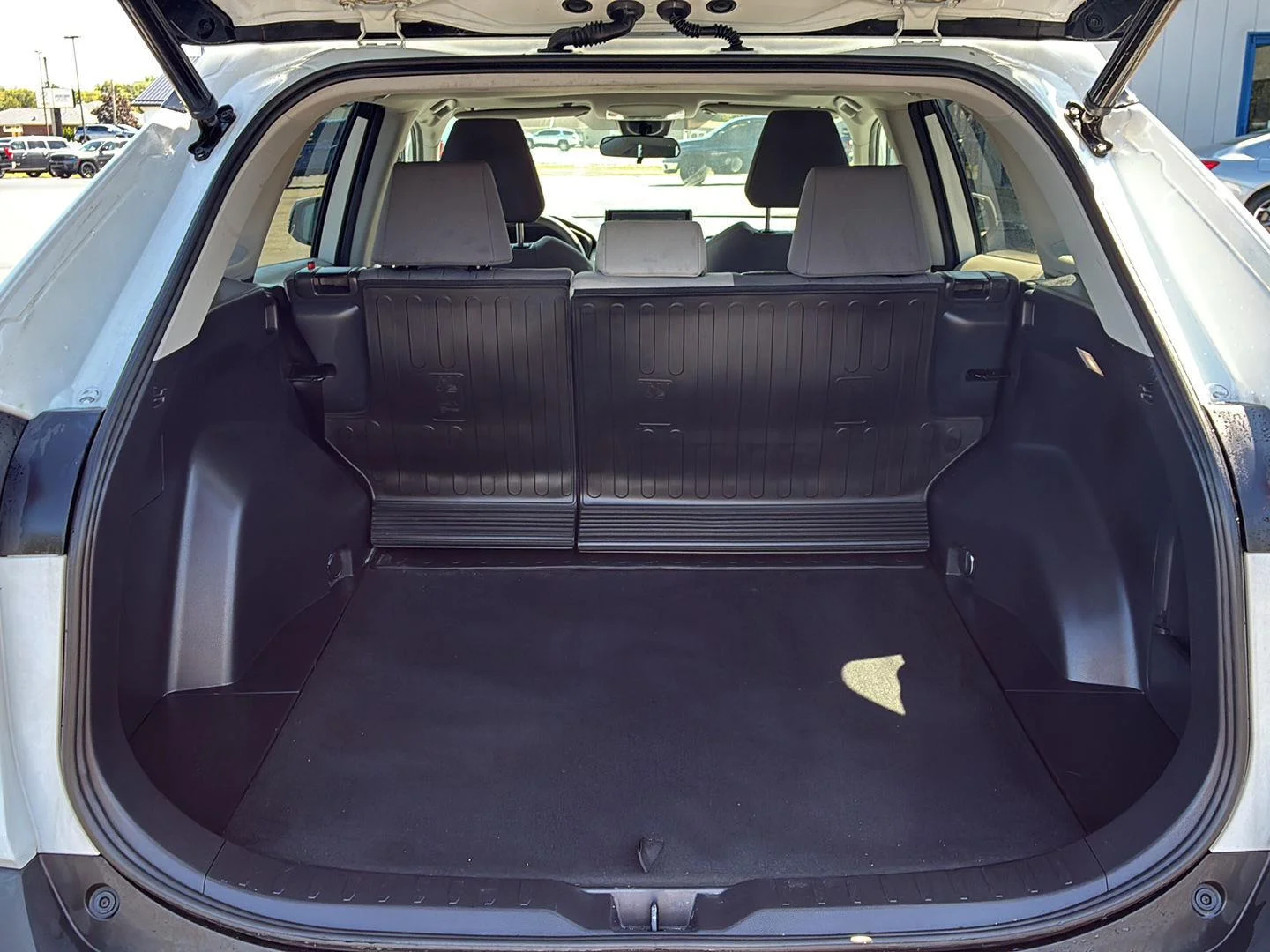 Used 2022 White Toyota XLE image 10