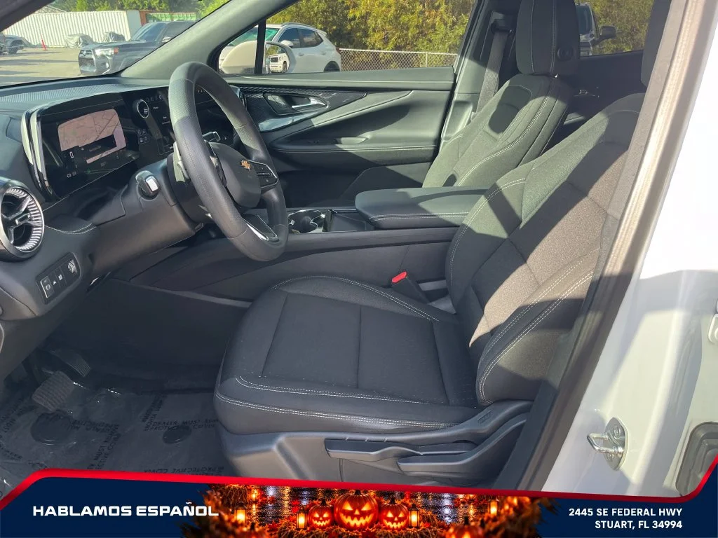 Used 2025 Summit White Chevrolet LT image 9