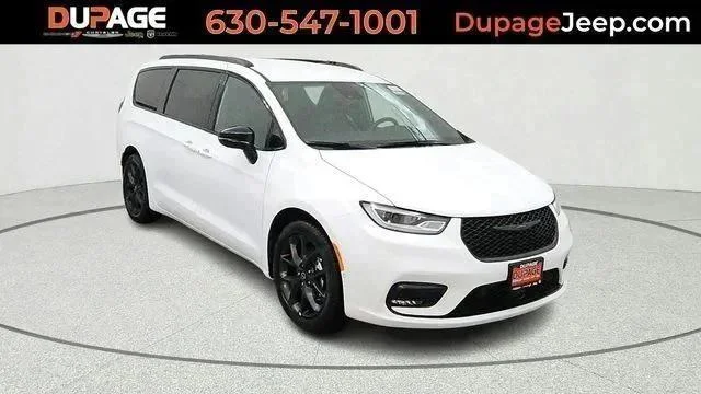 2026 Chrysler Pacifica Select's photo