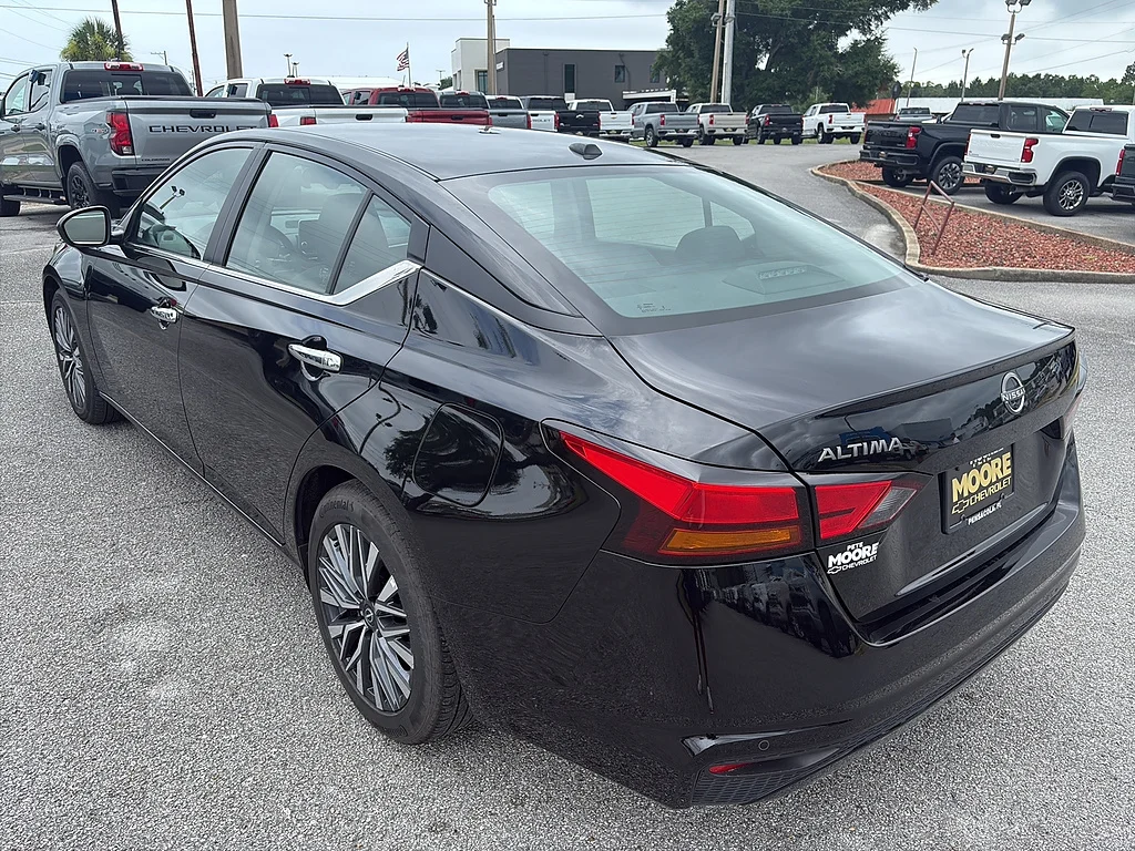 Used 2025 Super Black Nissan  image 6