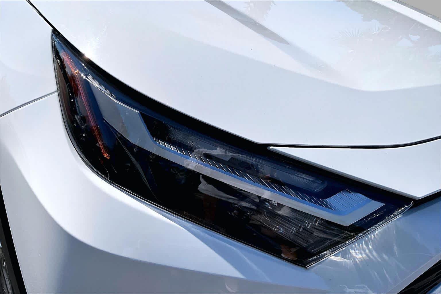 Used 2024 Ice Cap Toyota Hybrid LE image 27