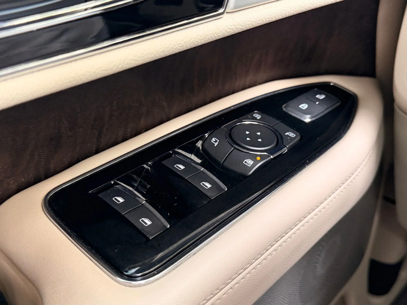 Used 2019 Ruby Red Metallic Lincoln Reserve image 23