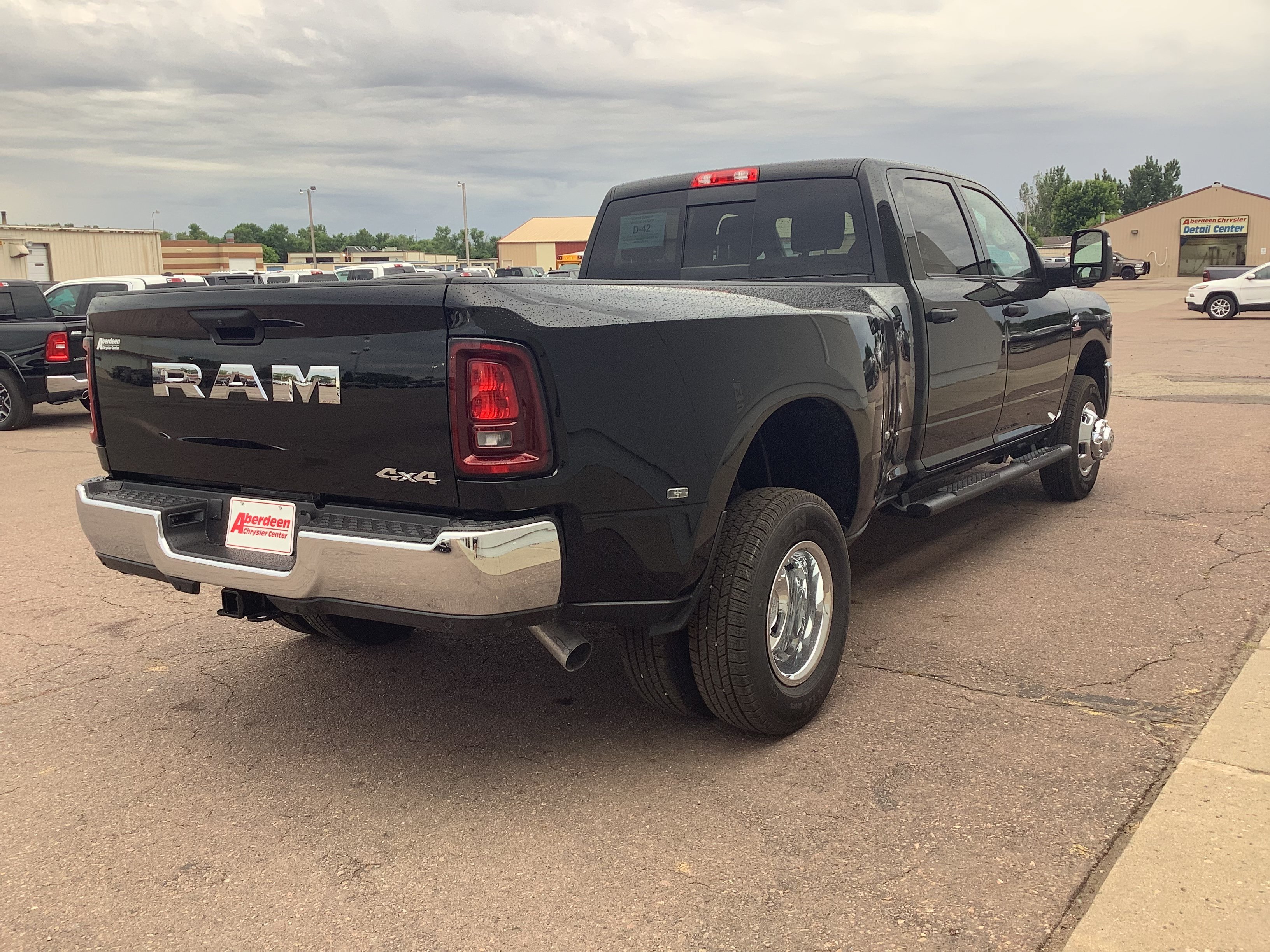 New 2026 Diamond Black Crystal Pearl-Coat Exterior Paint RAM Tradesman image 5