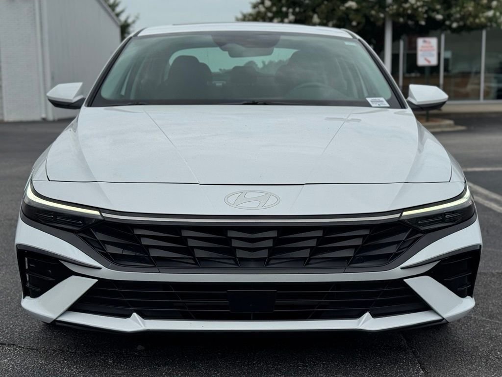Used 2025 White Hyundai SEL Convenience image 4