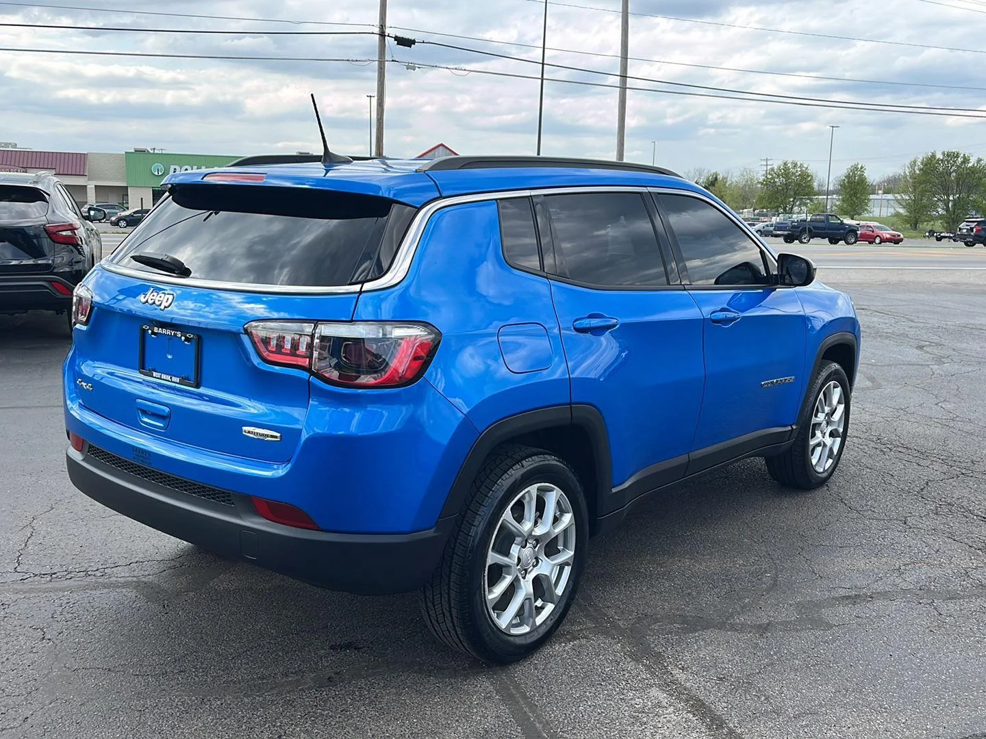 Used 2024 Hydro Blue Pearlcoat Jeep Latitude Lux image 5