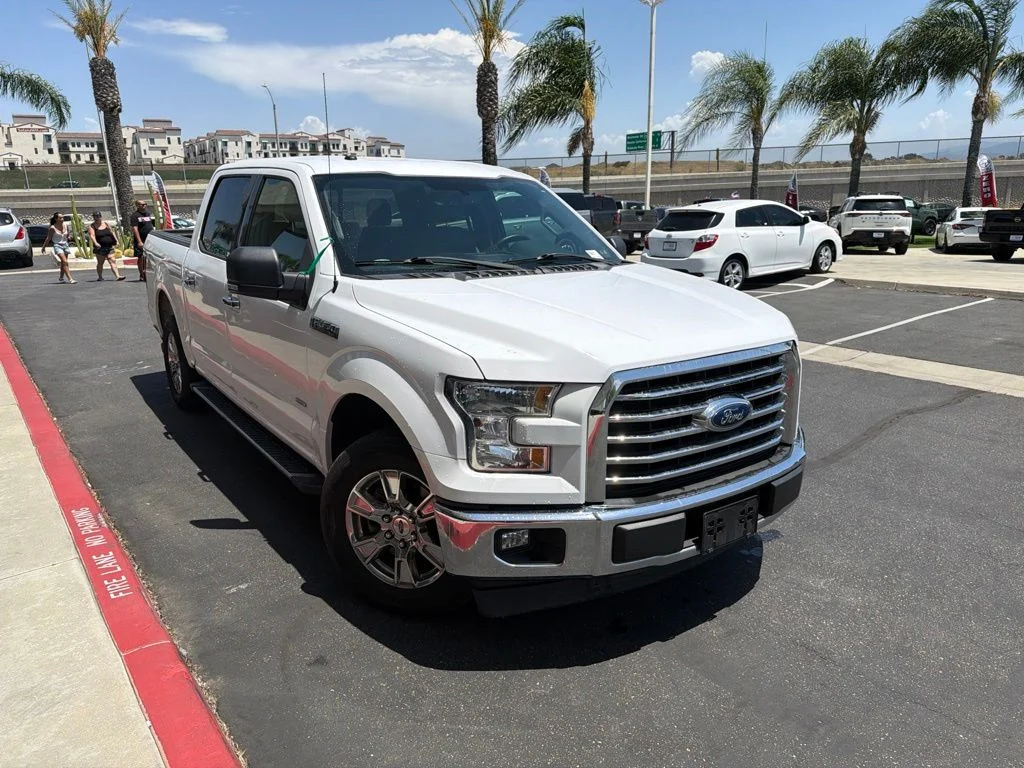Used 2017 White Ford XLT image 1