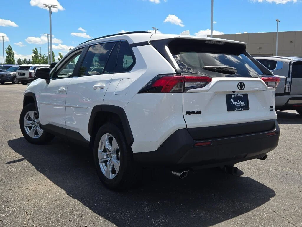 Used 2019 White Toyota XLE image 15