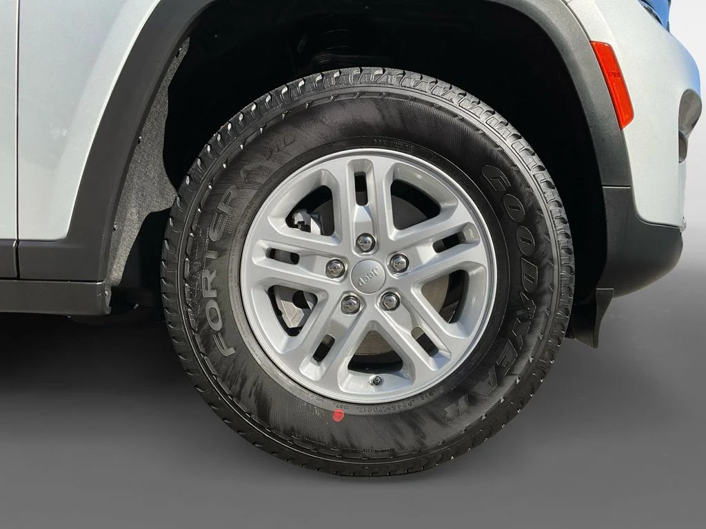 Used 2025 Silver Jeep Laredo image 8