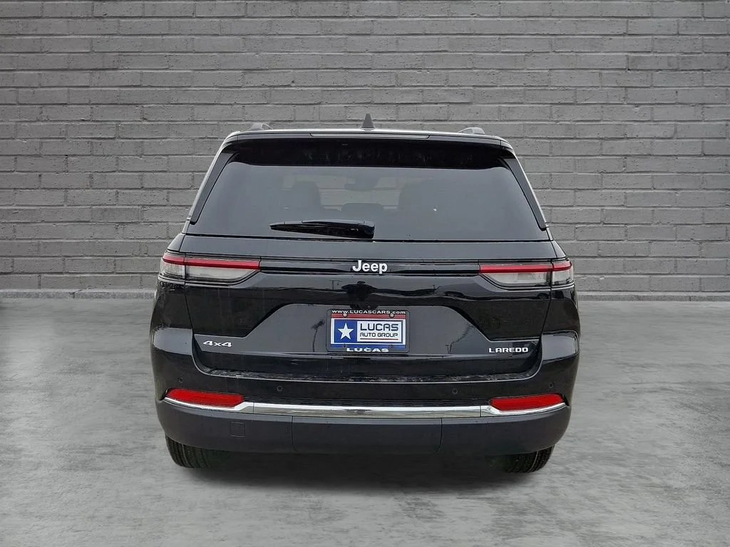 New 2026 Diamond Black Crystal Pearlcoat Jeep Laredo X image 7