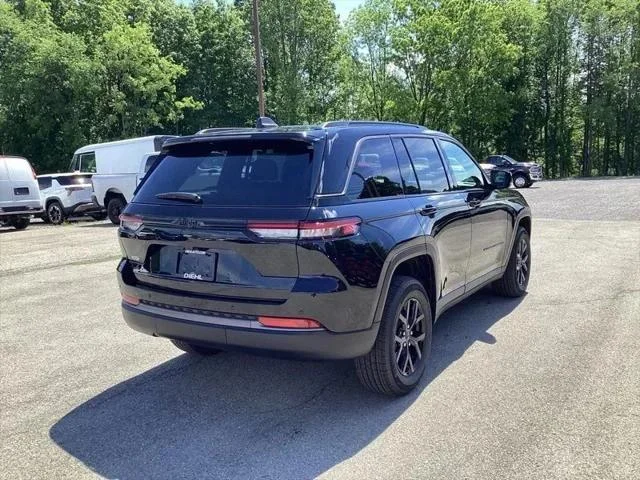New 2026 Diamond Black Crystal Pearl-Coat Exterior Paint Jeep Laredo image 7