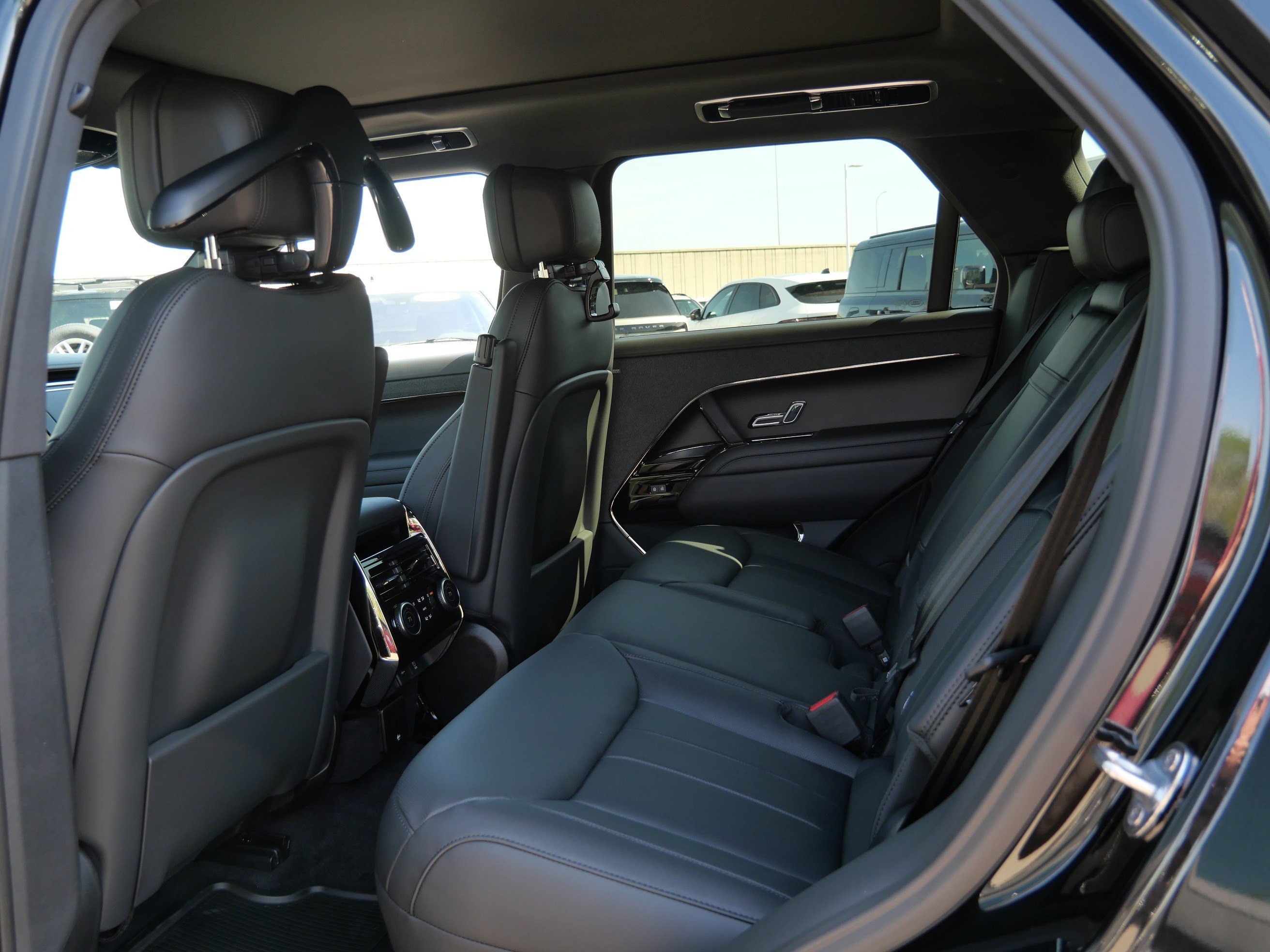 New 2026 Santorini Black Land Rover Dynamic SE image 5