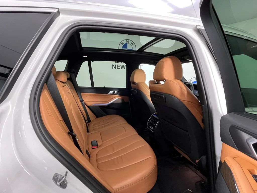 Used 2019 White BMW xDrive40i image 22
