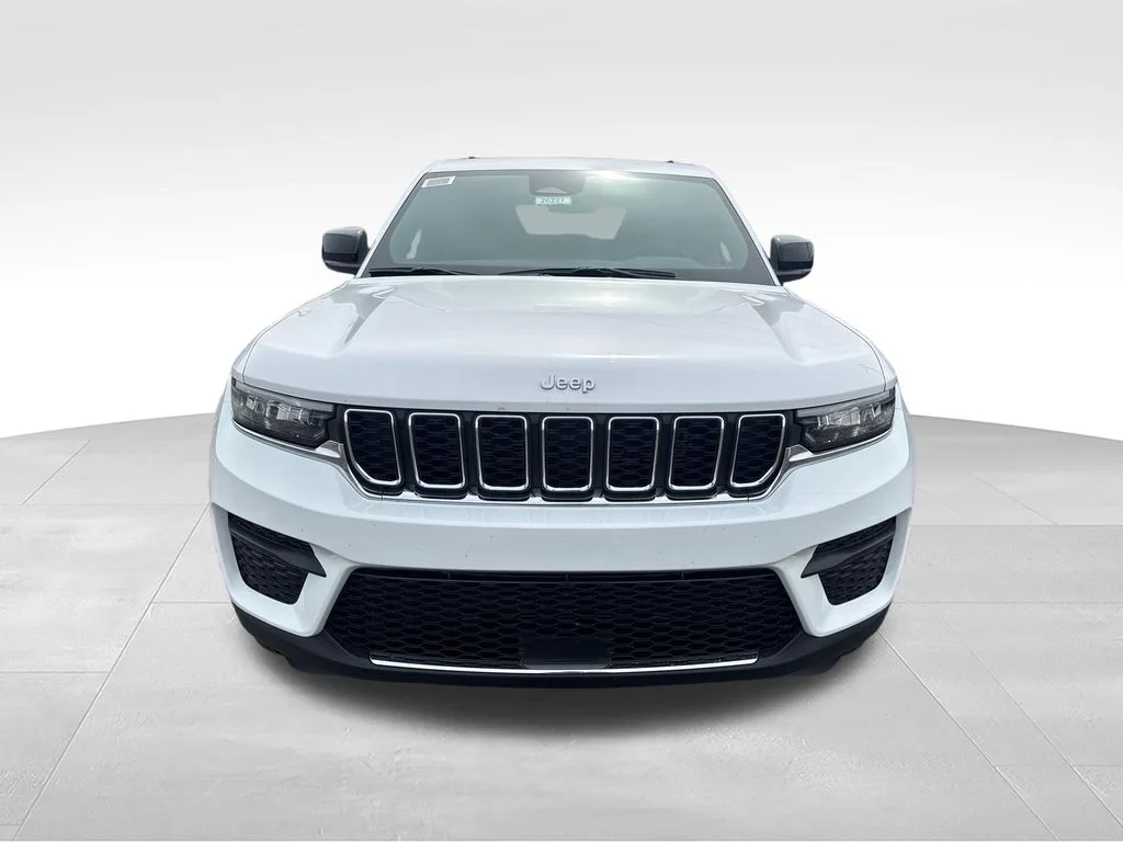 New 2026 Bright White Clear-Coat Exterior Paint Jeep Laredo X image 8