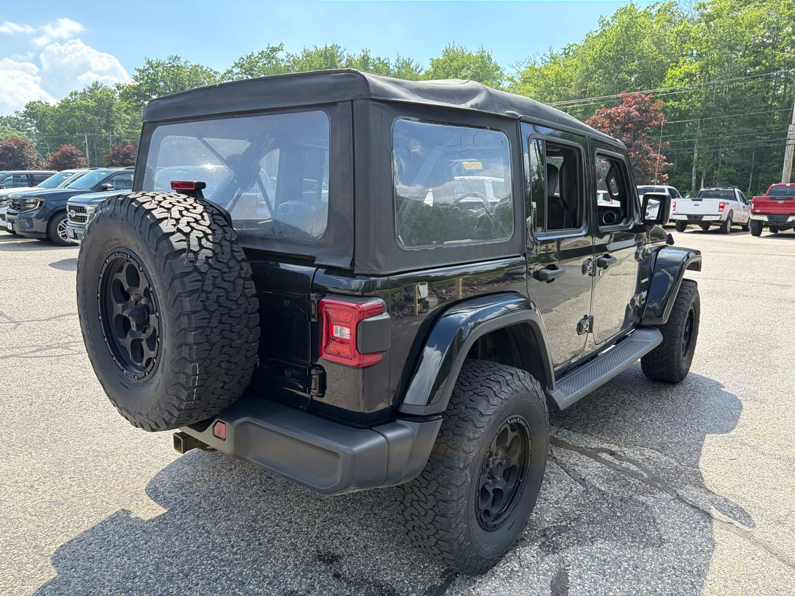 Used 2020 Black Jeep Unlimited Sahara image 8