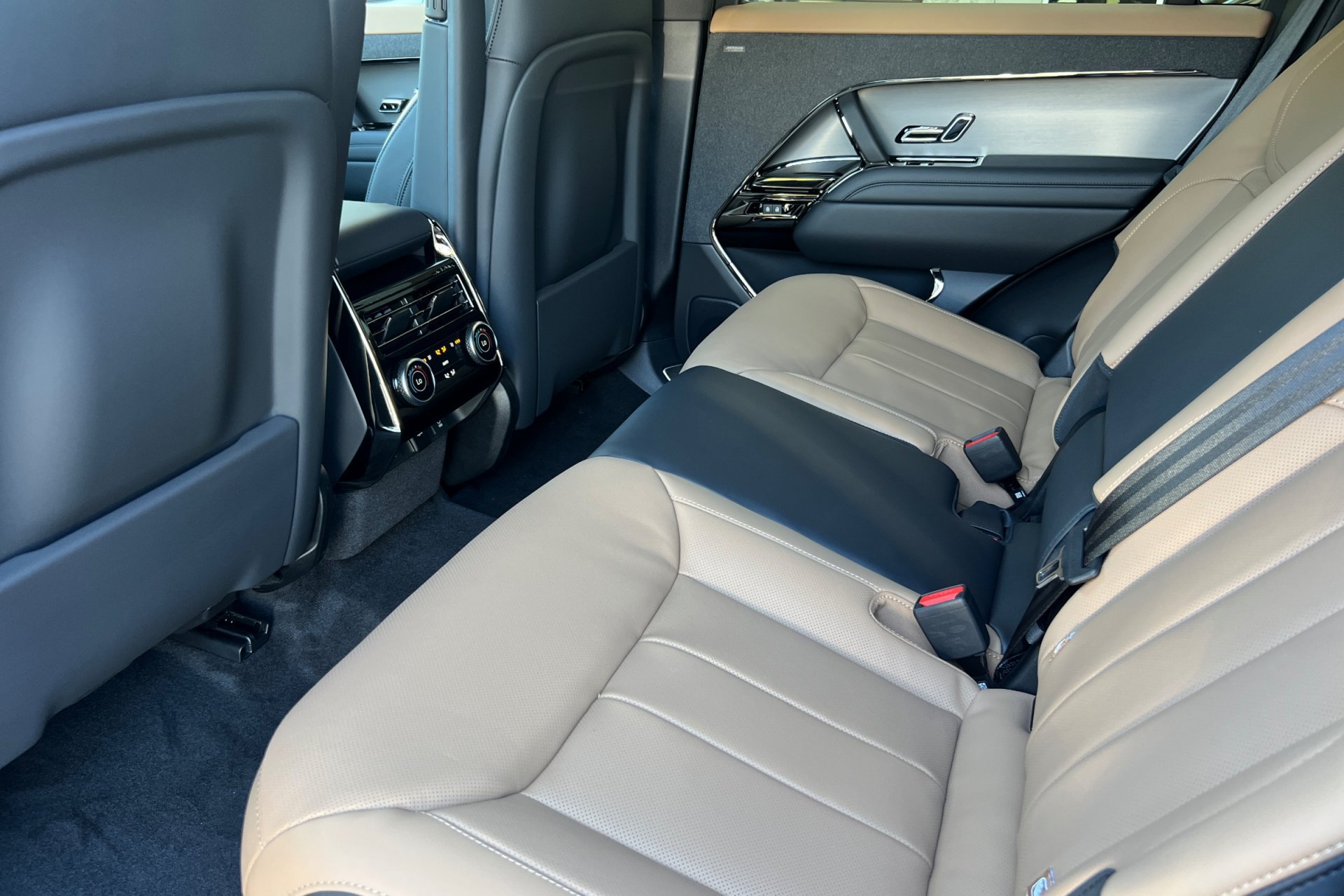 New 2026 Santorini Black Land Rover Dynamic SE image 4