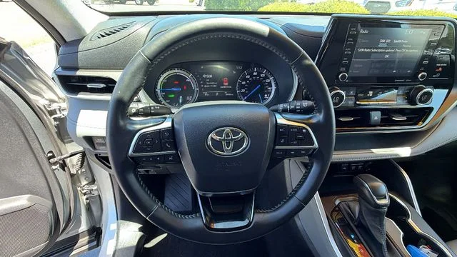 Used 2021 Silver Toyota XLE image 27