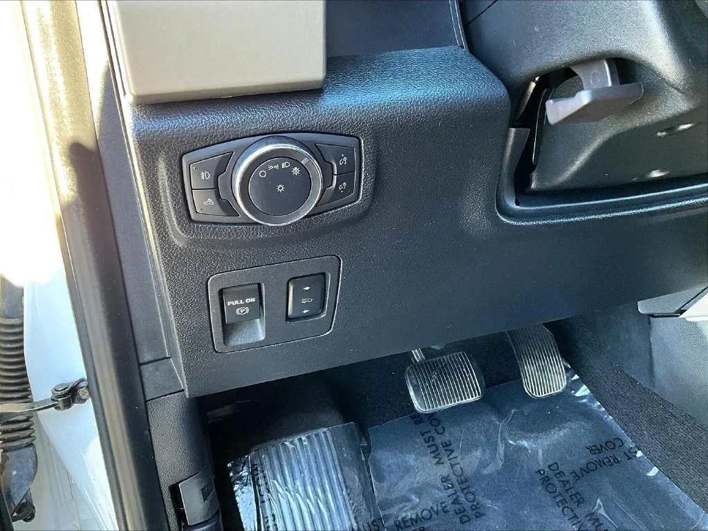 Used 2020 Oxford White Ford Lariat image 25