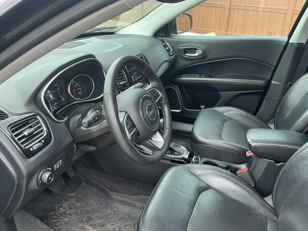 Used 2018 Diamond Black Crystal Pearlcoat Jeep Limited image 11