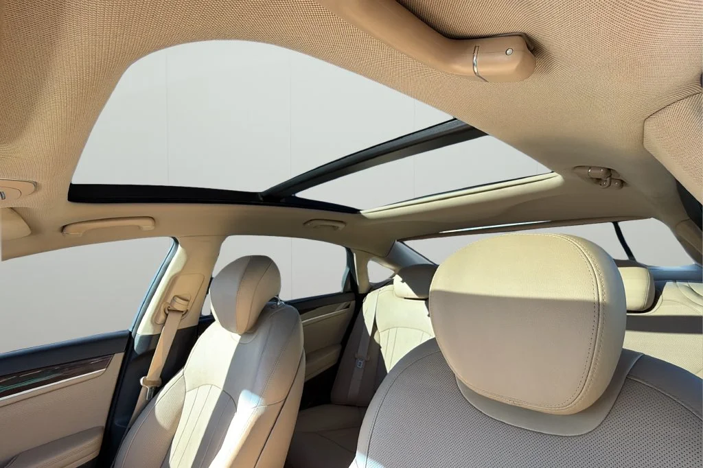 Used 2015 White Hyundai 3.8 image 31