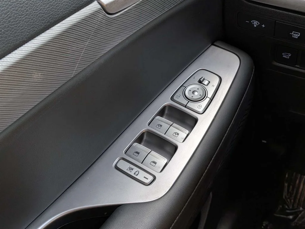 Used 2025 White Hyundai SEL Premium image 22