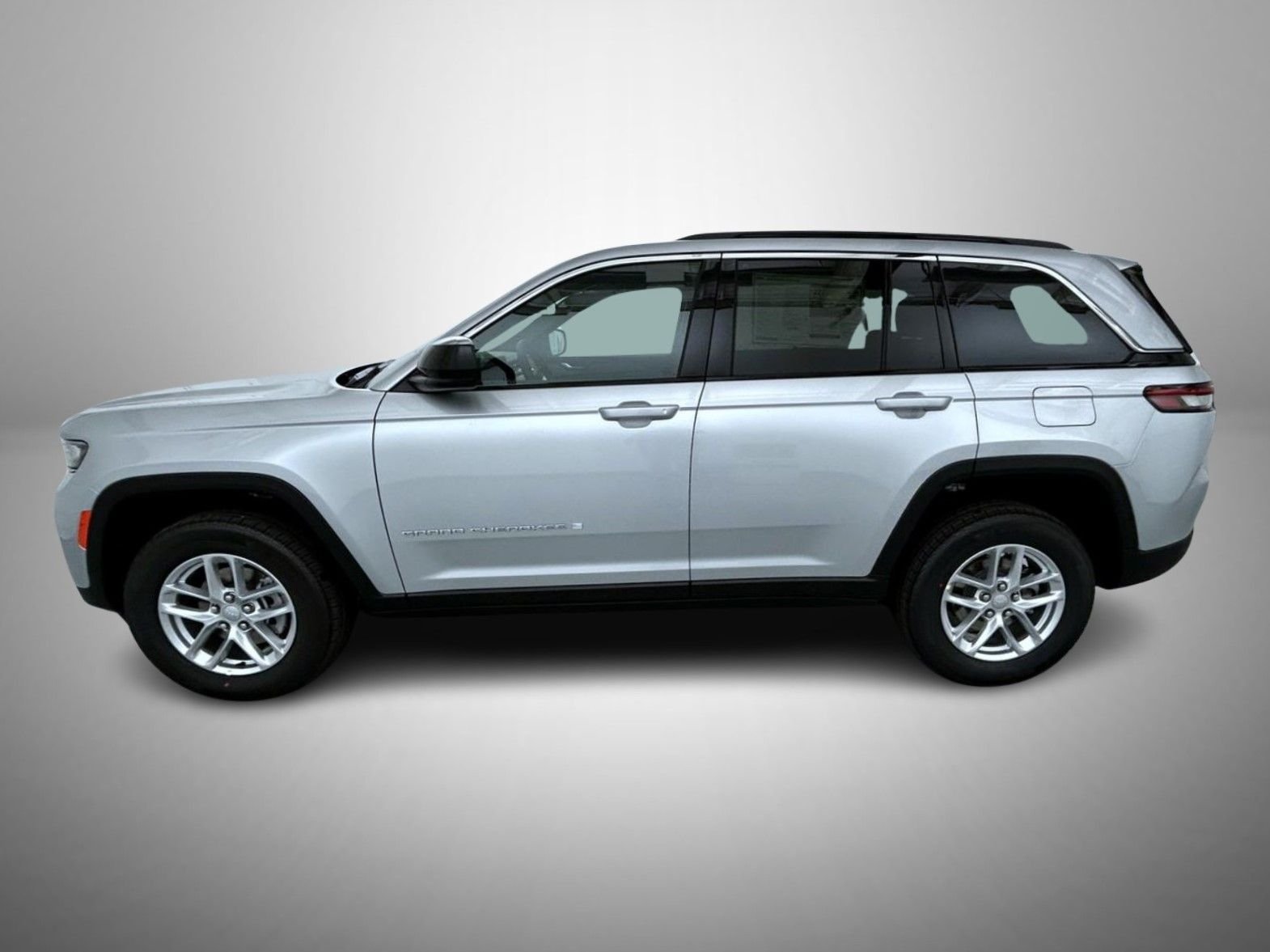 New 2026 Silver Zynith Exterior Paint Jeep Laredo X image 8