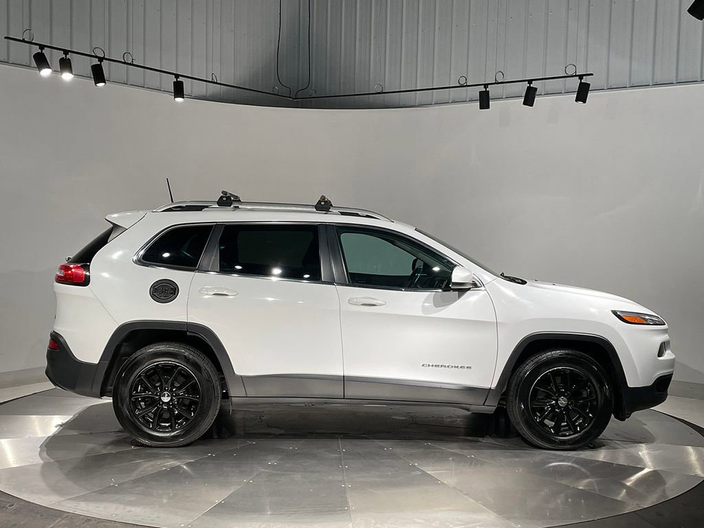 Used 2017 Bright White Clearcoat Jeep Latitude image 10