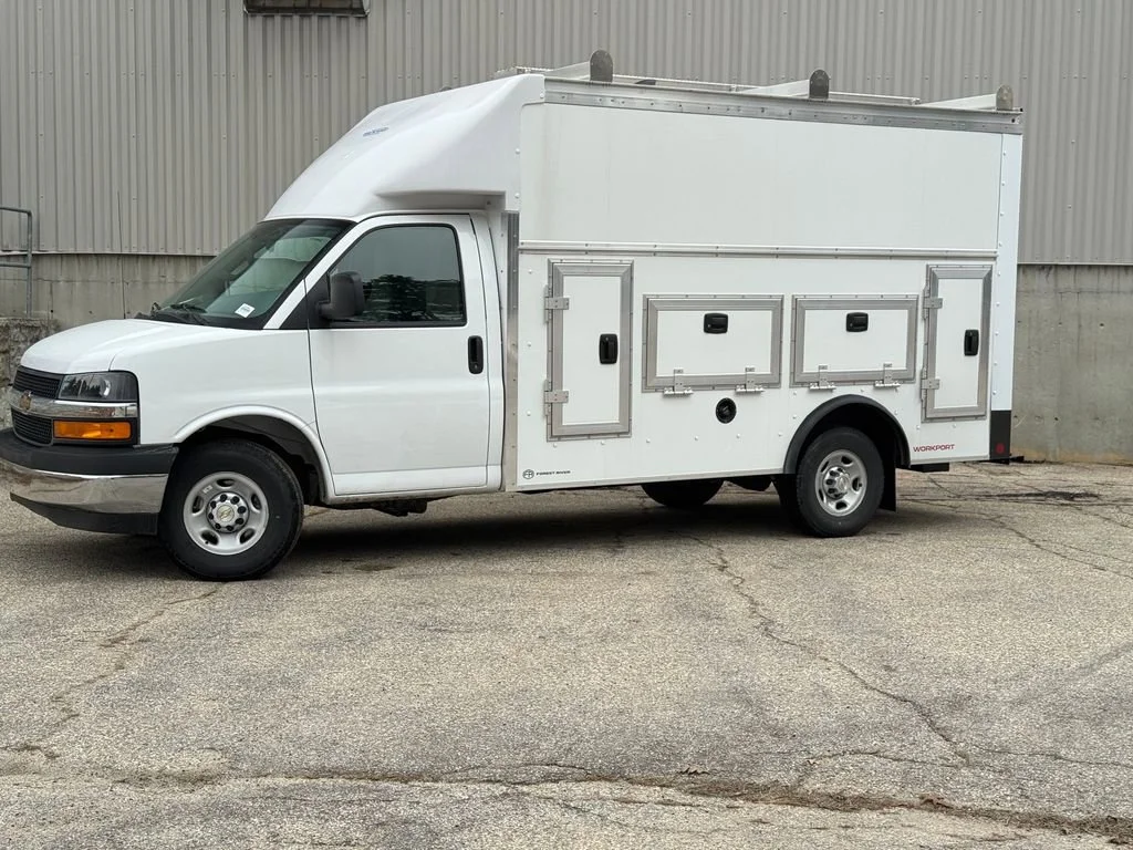New 2026 Summit White Chevrolet 1WT image 2