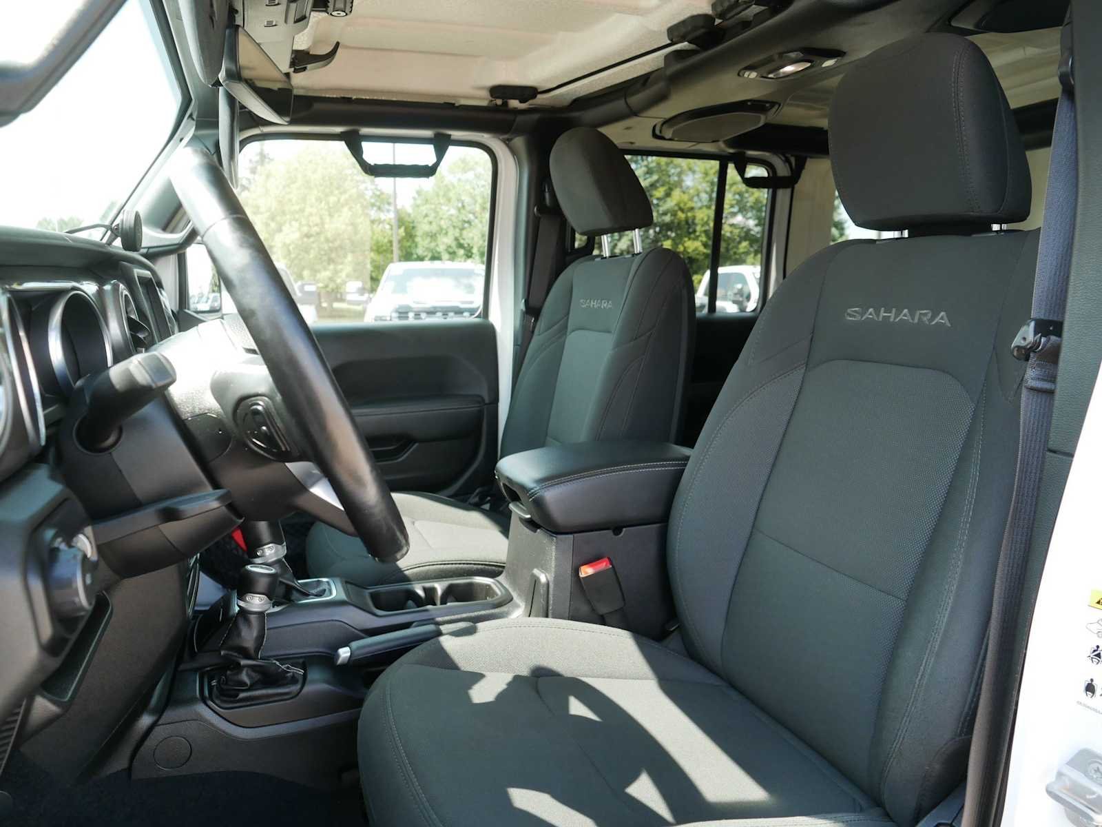 Used 2018 Bright White Jeep Sahara image 33