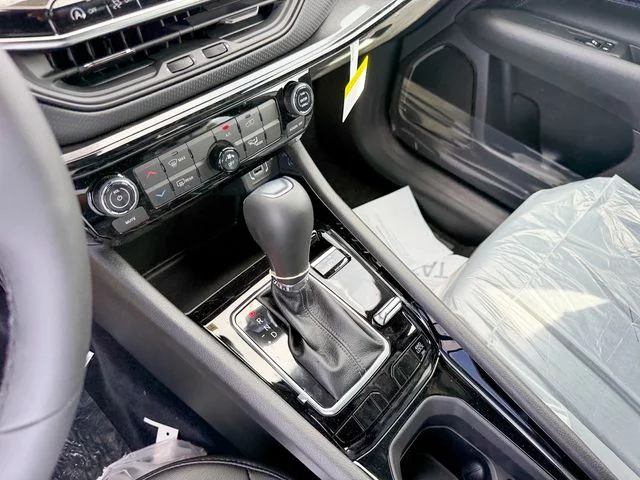 New 2026 Bright White Clear-Coat Exterior Paint Jeep Latitude image 20