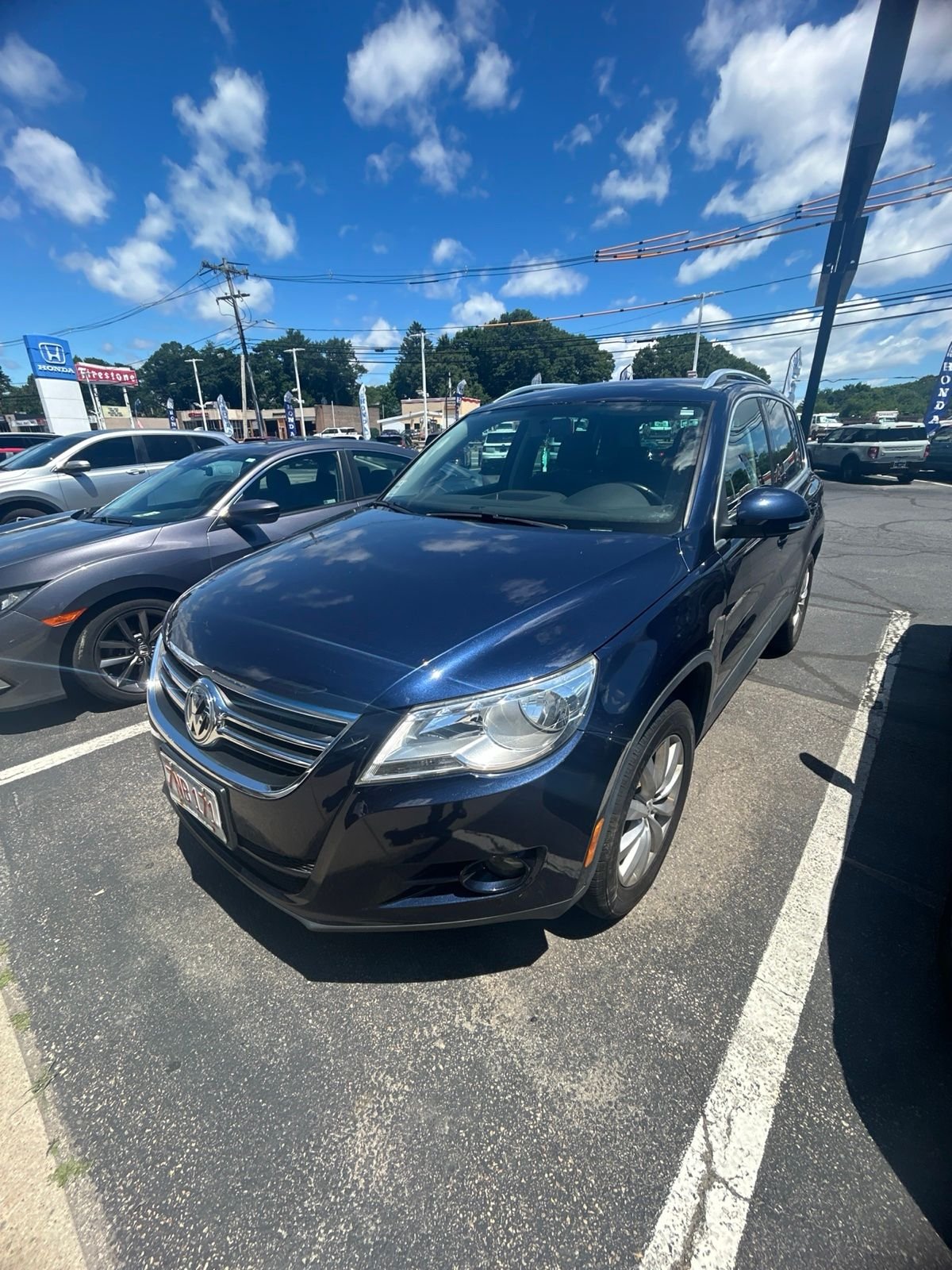 Used 2011  Volkswagen SE image 2