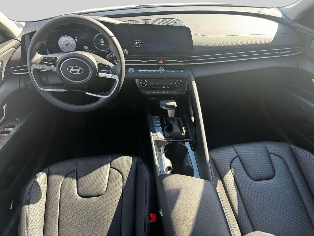 2025 Hyundai Elantra Limited - Photo 13