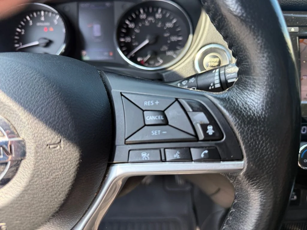 Used 2018 White Nissan SL image 33