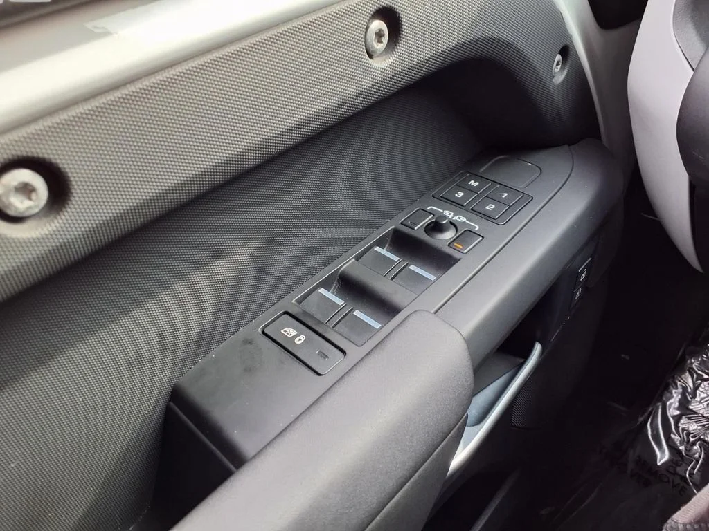Used 2025 White Land Rover S image 18