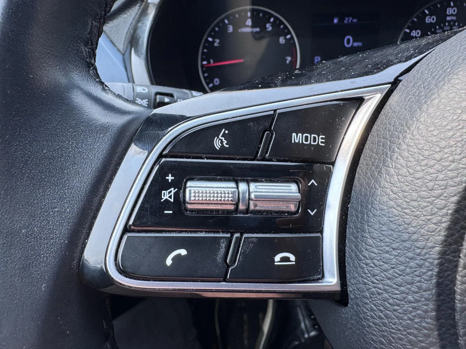 Used 2022 Clear White/Black Roof Kia S image 16