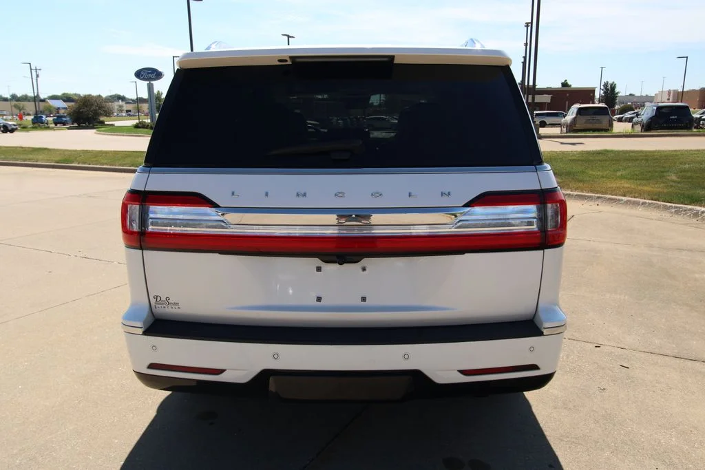 Used 2019 White Platinum Tri-Coat Metallic Lincoln Reserve image 16