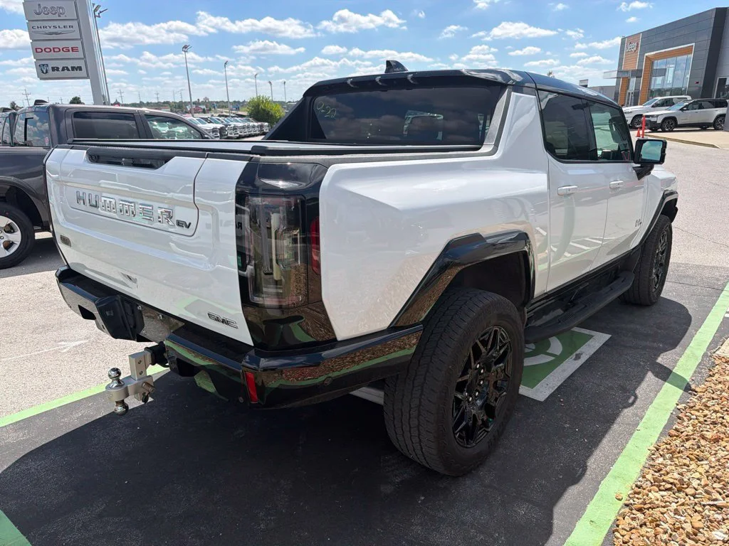 Used 2025 White GMC 2X image 5