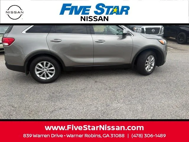 Used 2018 Silver Kia LX image 9